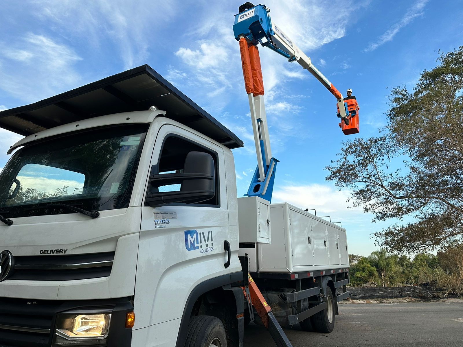 O Futuro da Sua Frota é Não Ter Frota: Empresas Apostam na Locação de Caminhão Cestos Aéreos